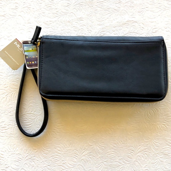 Brand new! Black wristlet - Picture 2 of 4